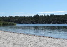 Sandstrand med långgrund sandbotten