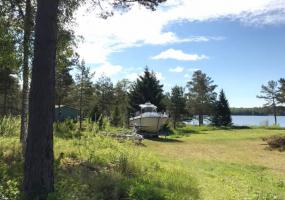 På den lilla ängen ner mot stranden kan man parkera trollingbåtar eller spela kubb, fotboll eller bara springa runt och busa.